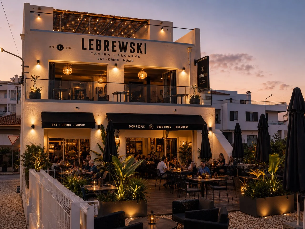 Un concepto arquitectónico de Lebrewski con terraza exterior al anochecer
